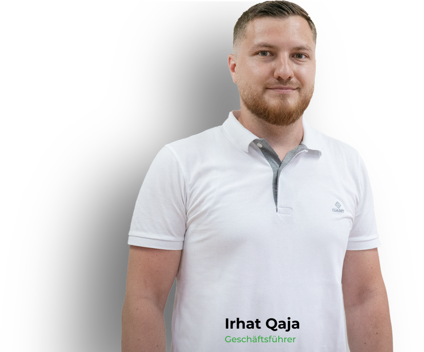 Erfahrener Heizungsmonteur von IQ Heizungen GmbH bei der Wartung einer Heizungsanlage